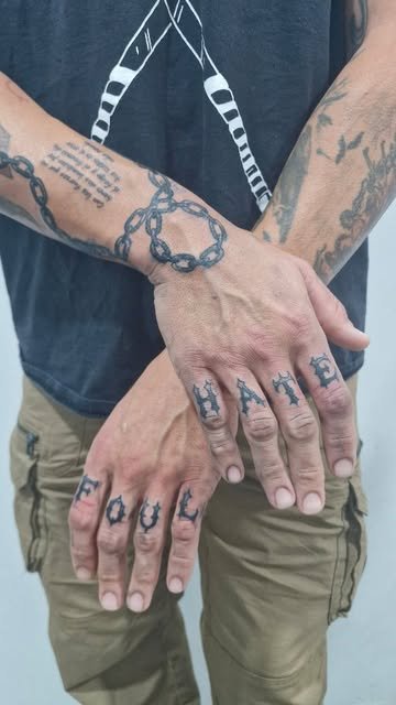 Lettering gótico en los nudillos y cadena en la muñeca, por Elena