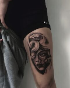 Tatuaje realista de Medusa con serpientes en el muslo, en negro y grises